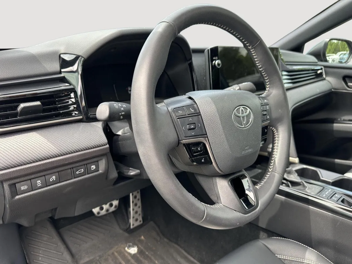 2025 Toyota Camry SE thumbnail 11