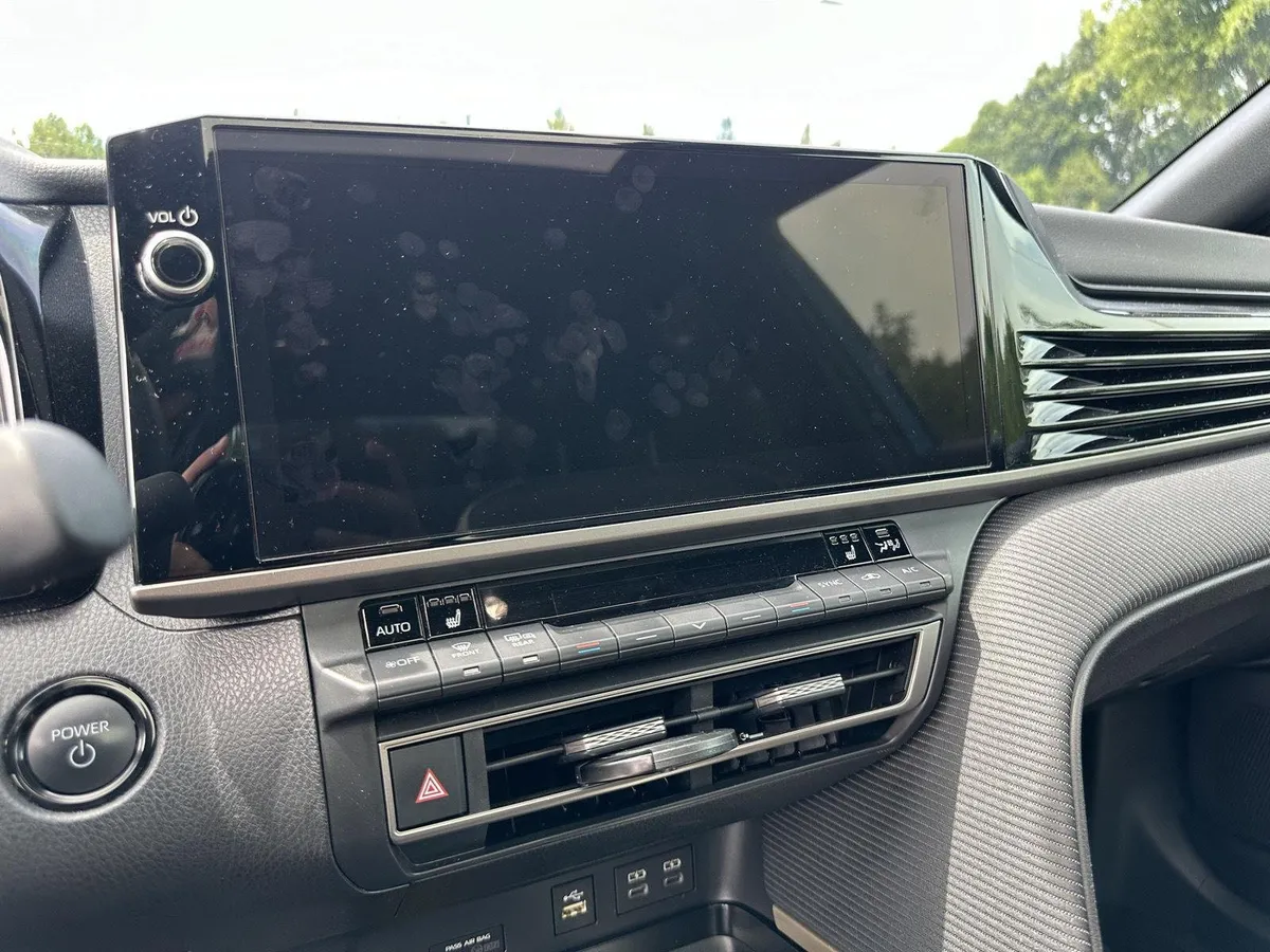 2025 Toyota Camry SE thumbnail 12