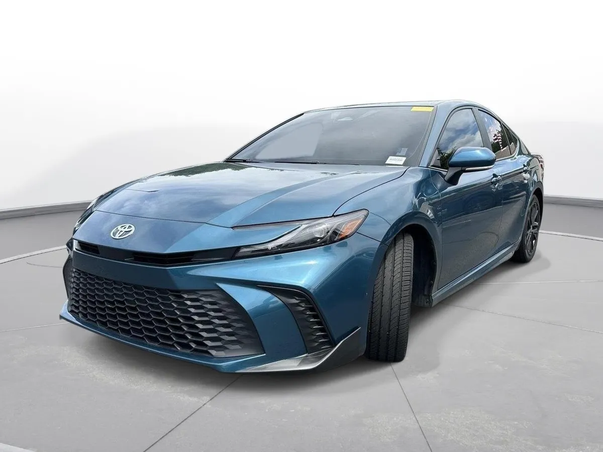 2025 Toyota Camry SE thumbnail 2