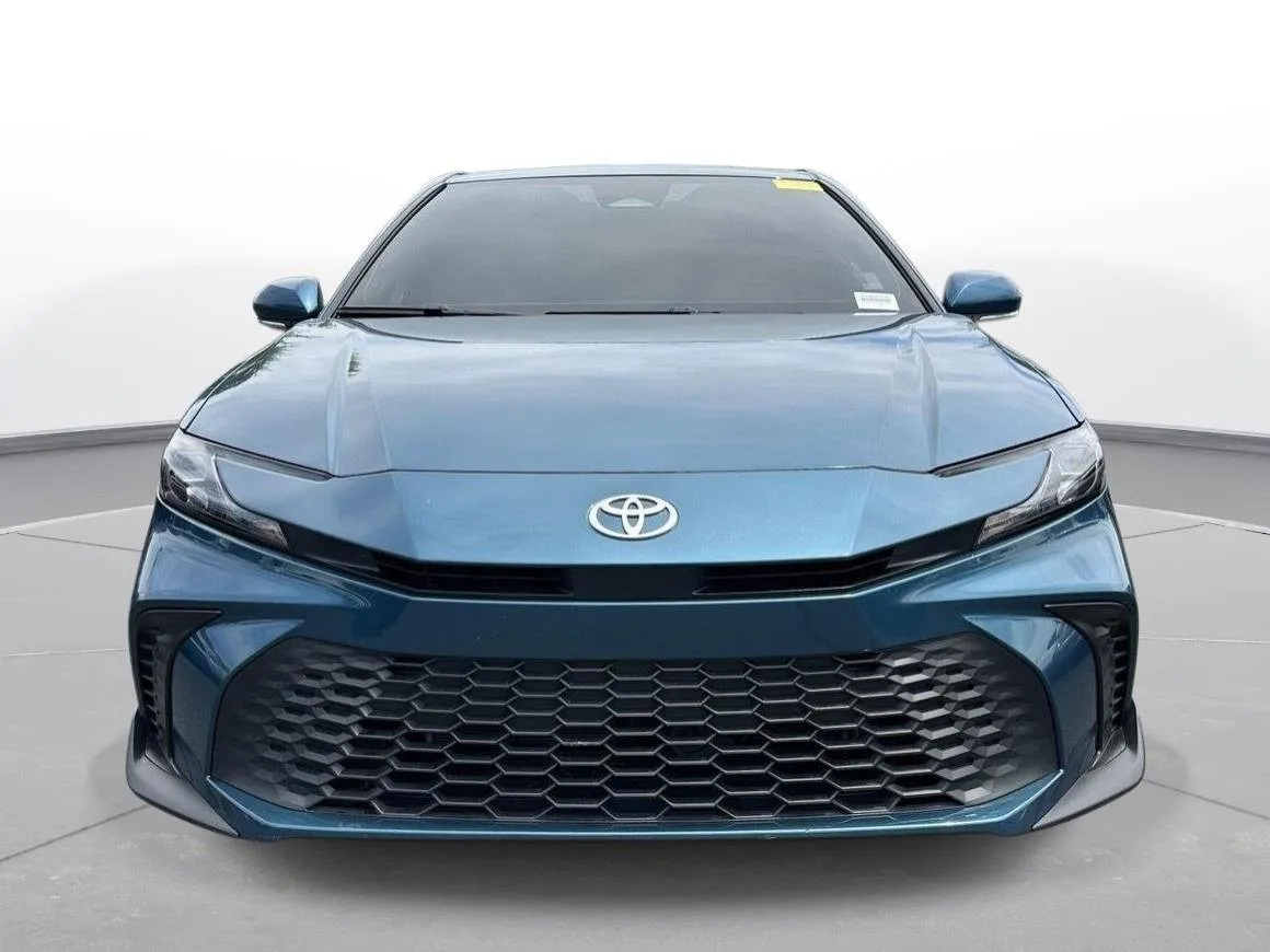 2025 Toyota Camry SE thumbnail 3