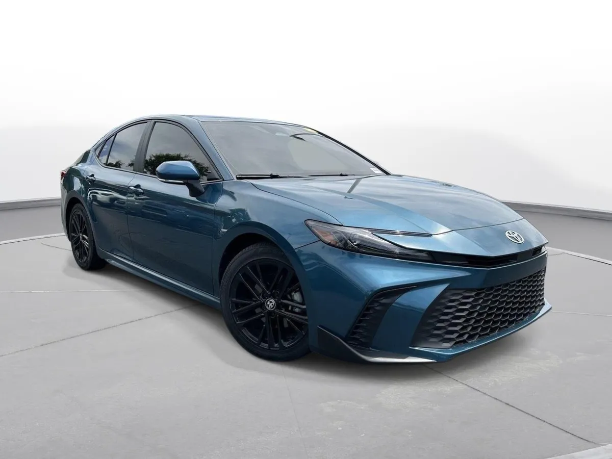 2025 Toyota Camry SE thumbnail 4