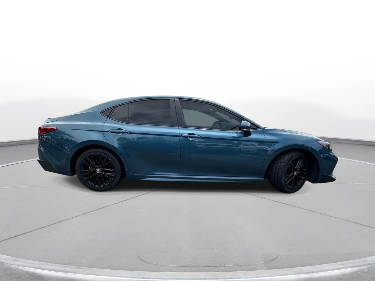 2025 Toyota Camry SE thumbnail 5