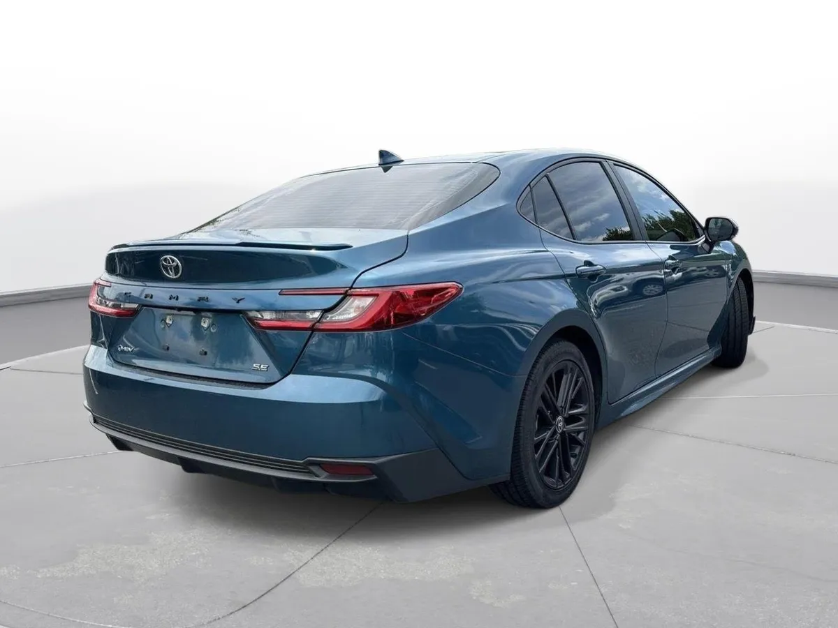 2025 Toyota Camry SE thumbnail 6