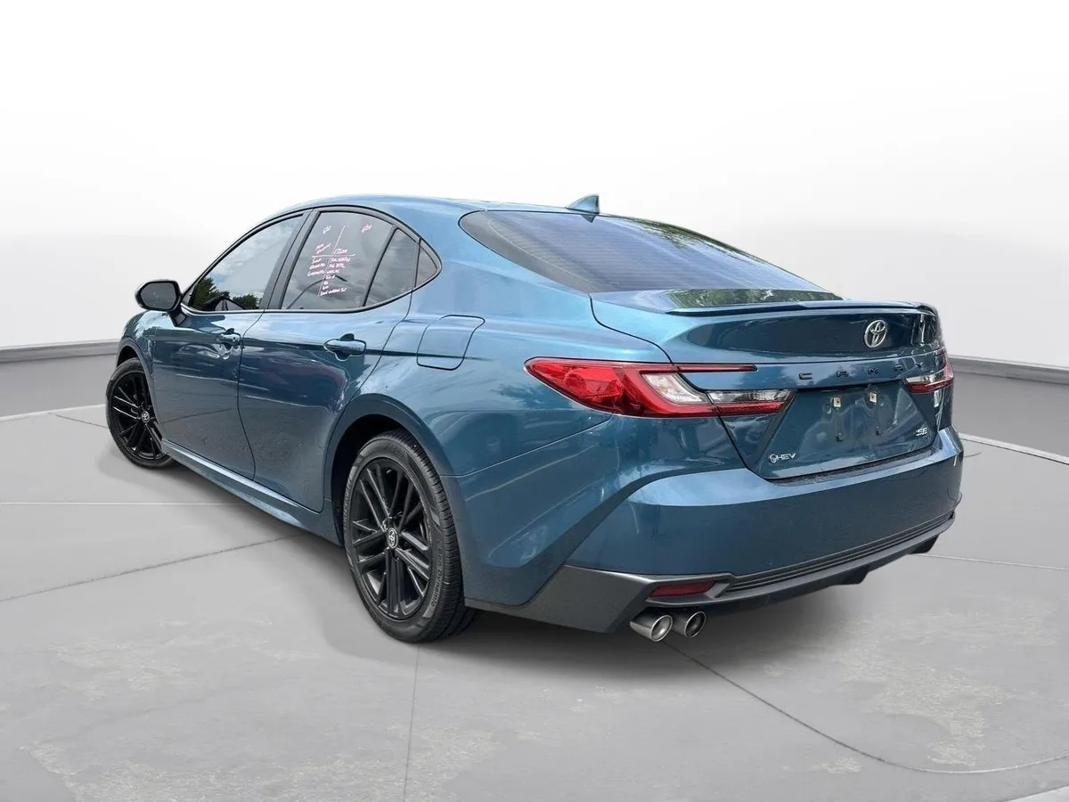 2025 Toyota Camry SE thumbnail 8
