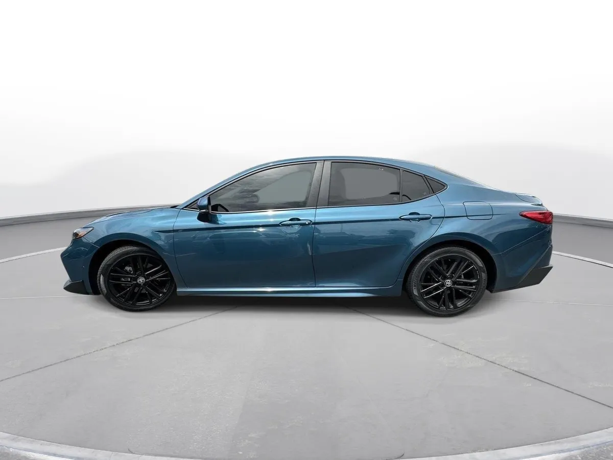 2025 Toyota Camry SE thumbnail 9