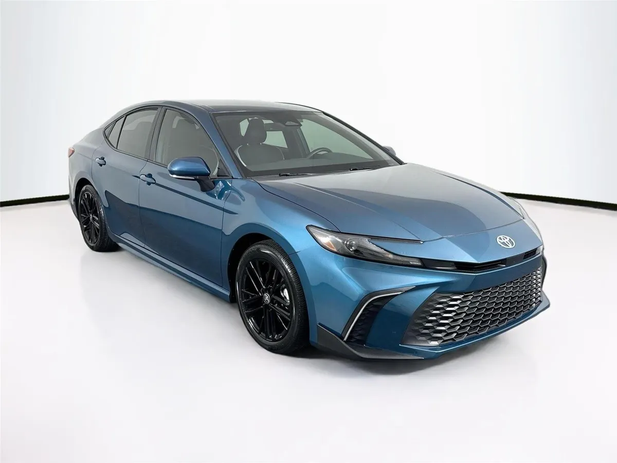 2025 Toyota Camry SE thumbnail 10