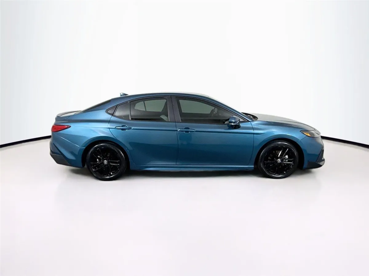 2025 Toyota Camry SE thumbnail 11