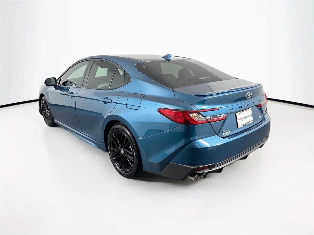 2025 Toyota Camry SE thumbnail 13