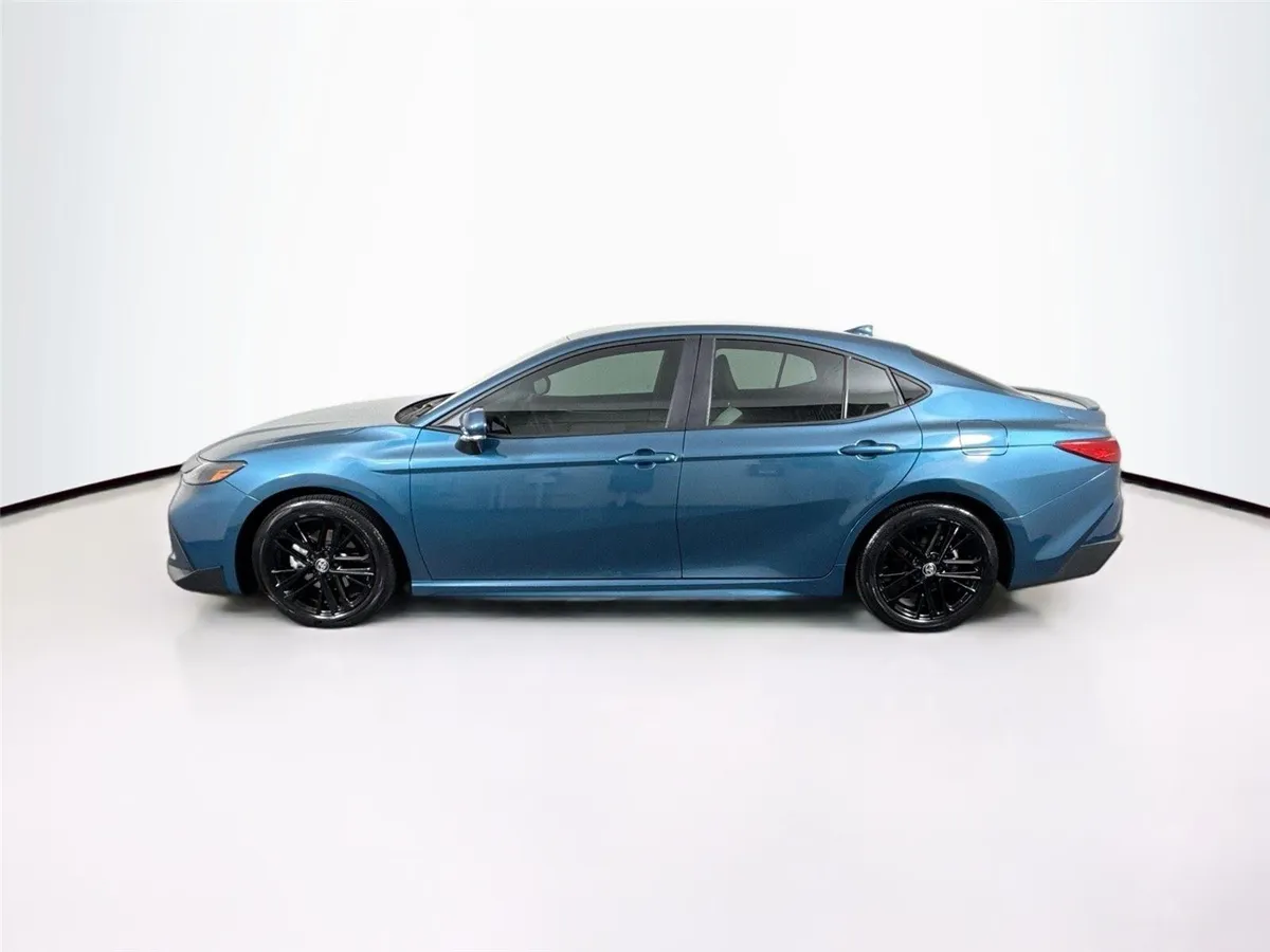 2025 Toyota Camry SE thumbnail 14