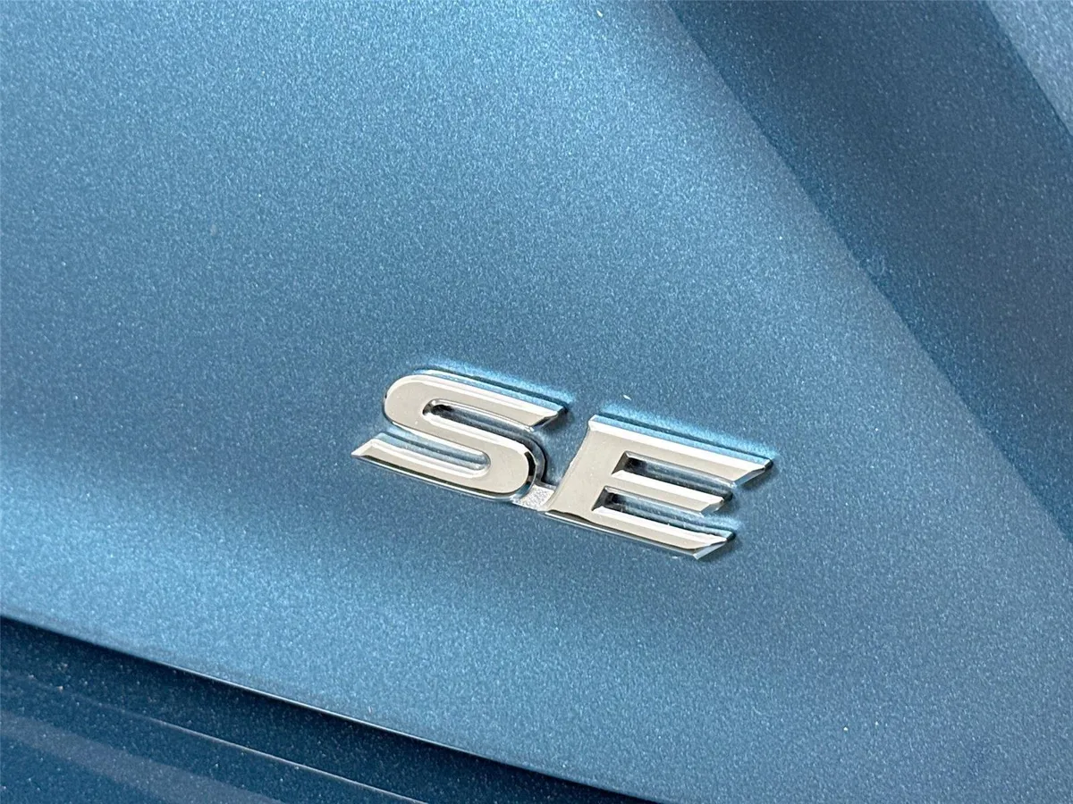 2025 Toyota Camry SE thumbnail 15