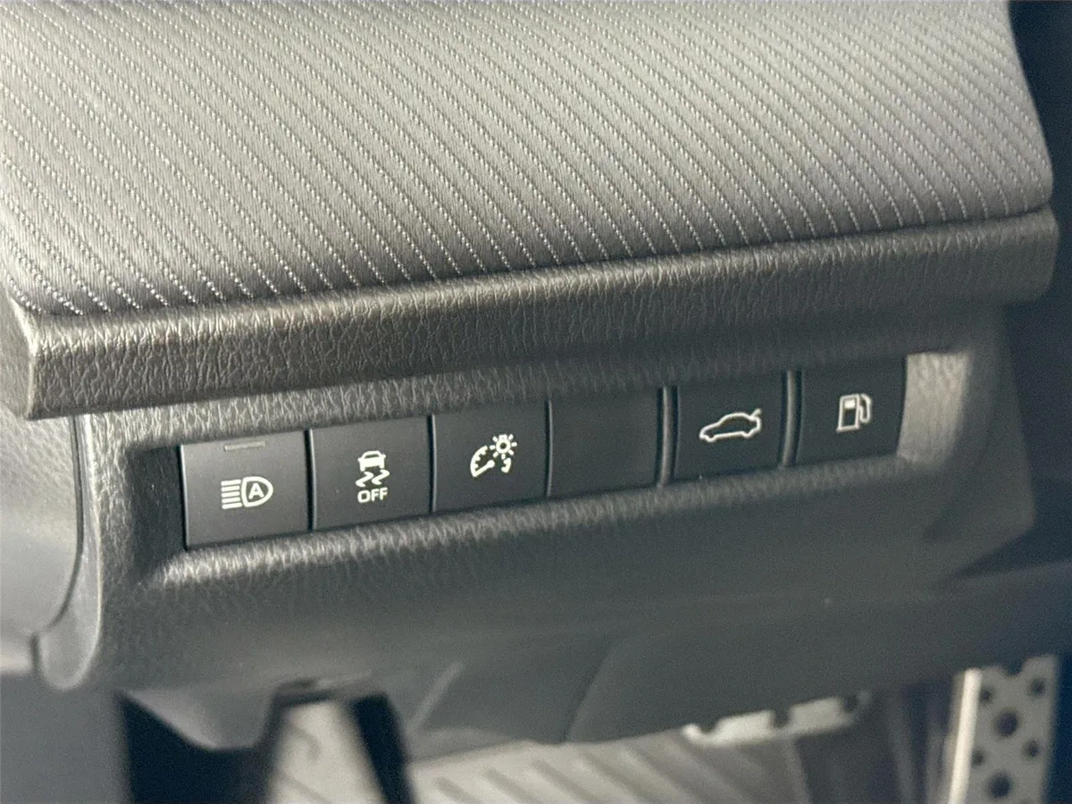 2025 Toyota Camry SE thumbnail 16