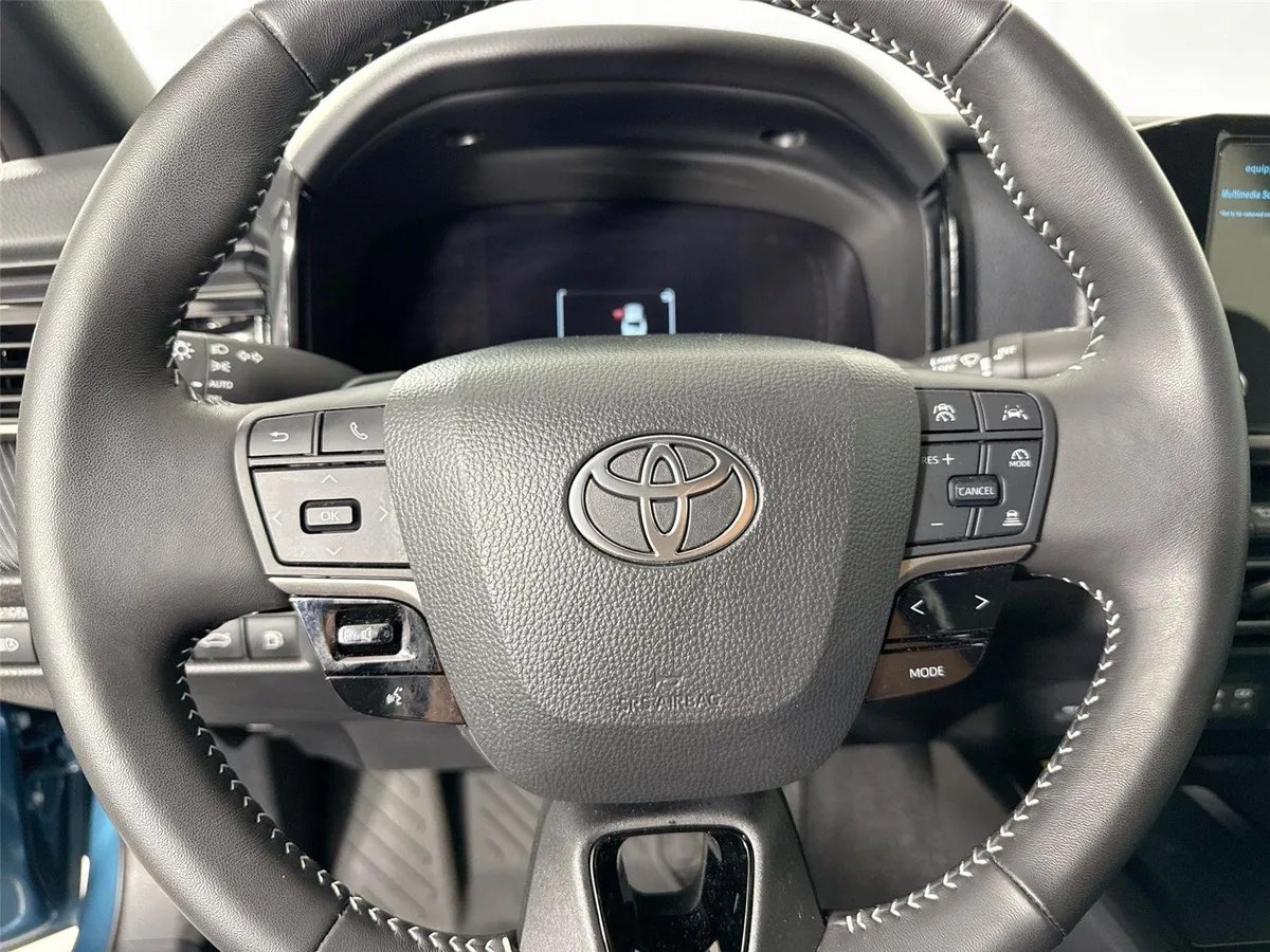 2025 Toyota Camry SE thumbnail 17