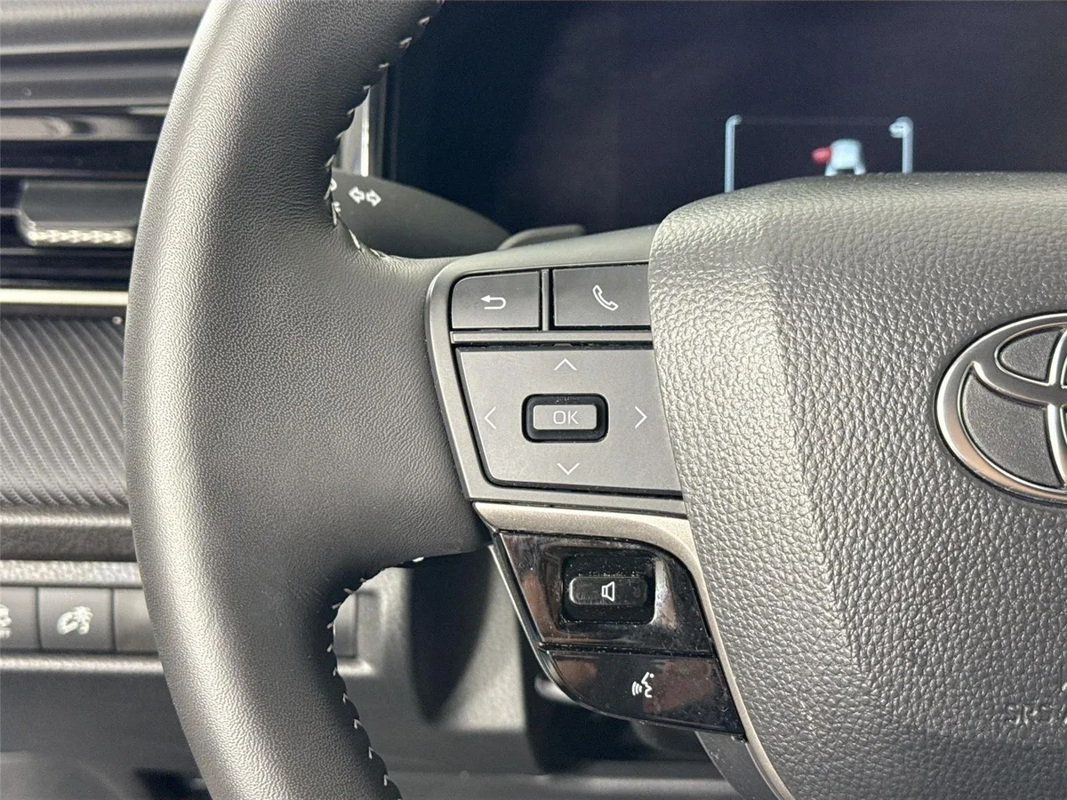 2025 Toyota Camry SE thumbnail 18