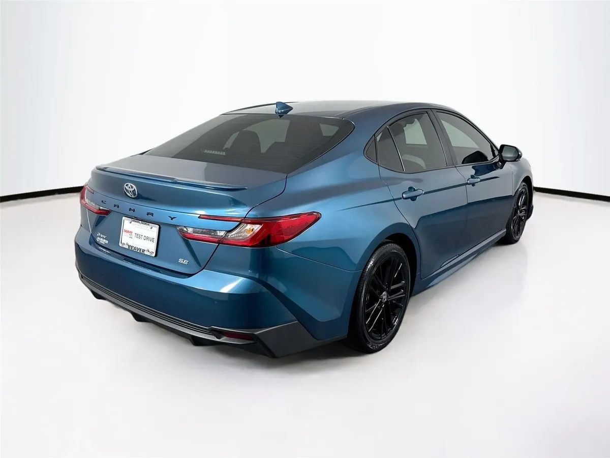2025 Toyota Camry SE thumbnail 2