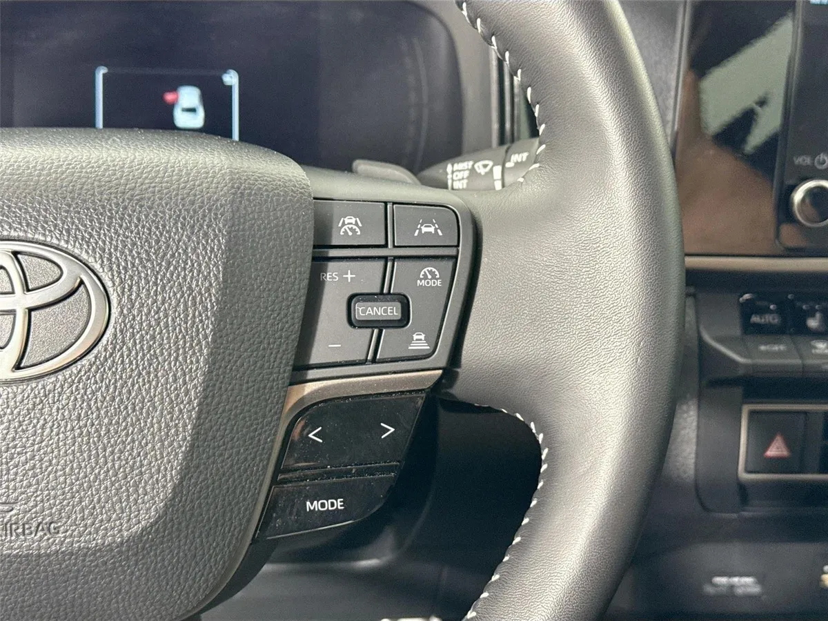 2025 Toyota Camry SE thumbnail 20