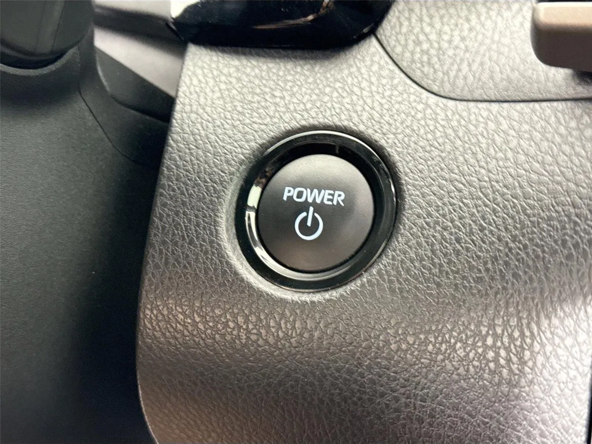 2025 Toyota Camry SE thumbnail 22