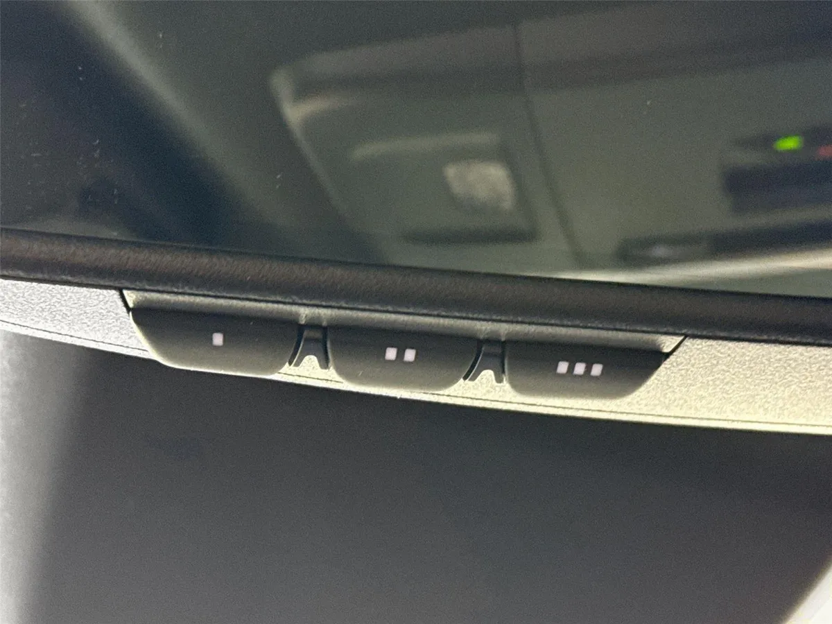 2025 Toyota Camry SE thumbnail 23