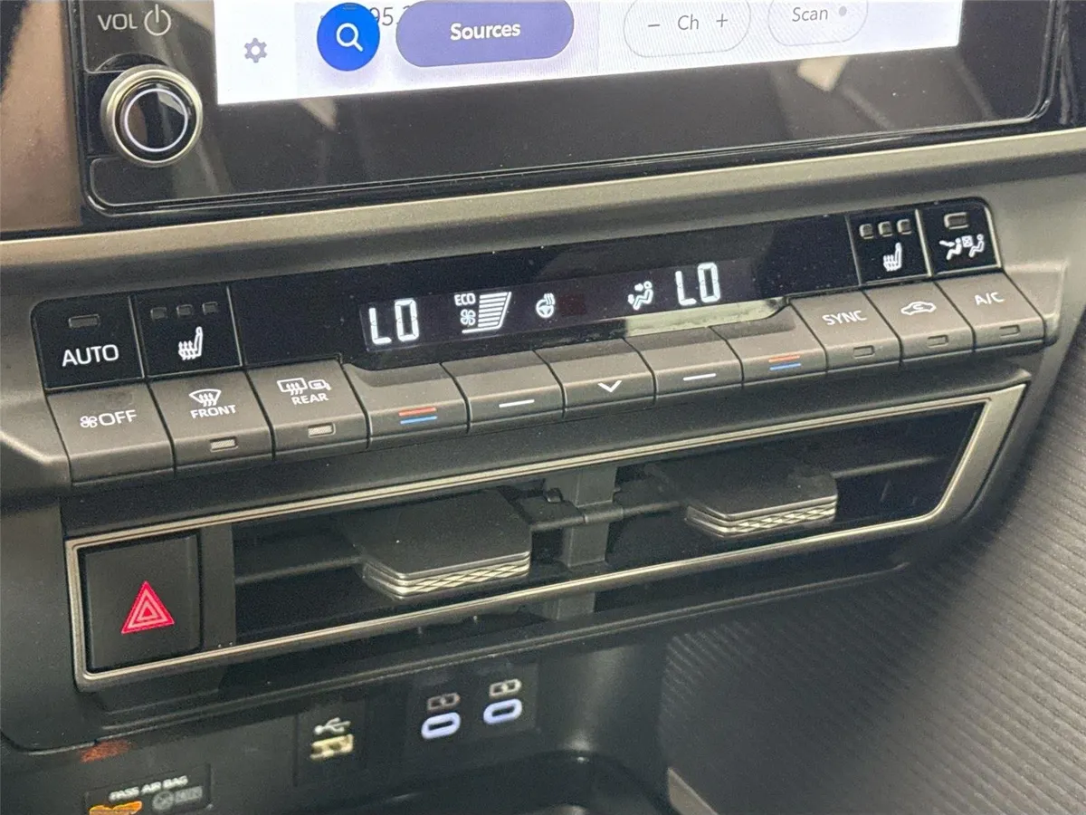 2025 Toyota Camry SE thumbnail 26