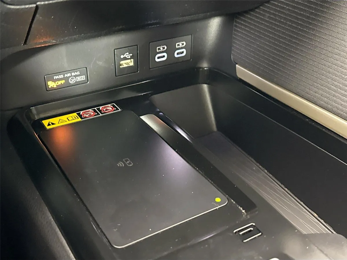 2025 Toyota Camry SE thumbnail 28