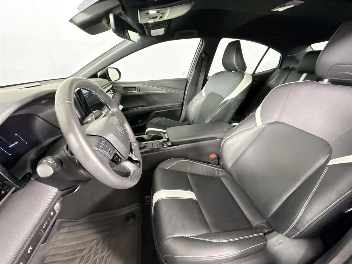 2025 Toyota Camry SE thumbnail 3