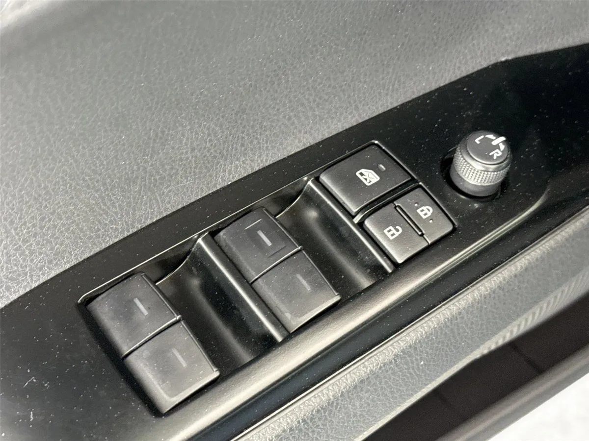 2025 Toyota Camry SE thumbnail 30