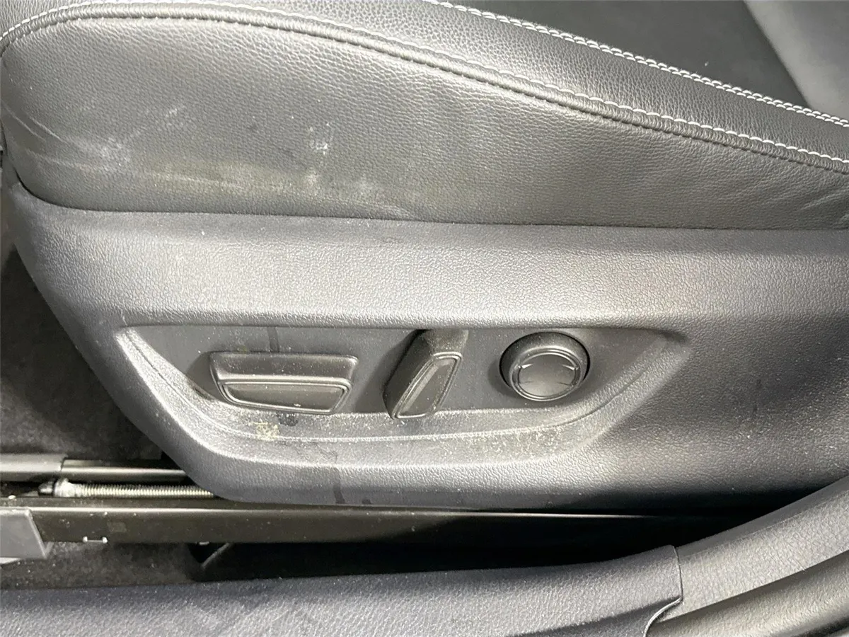 2025 Toyota Camry SE thumbnail 31