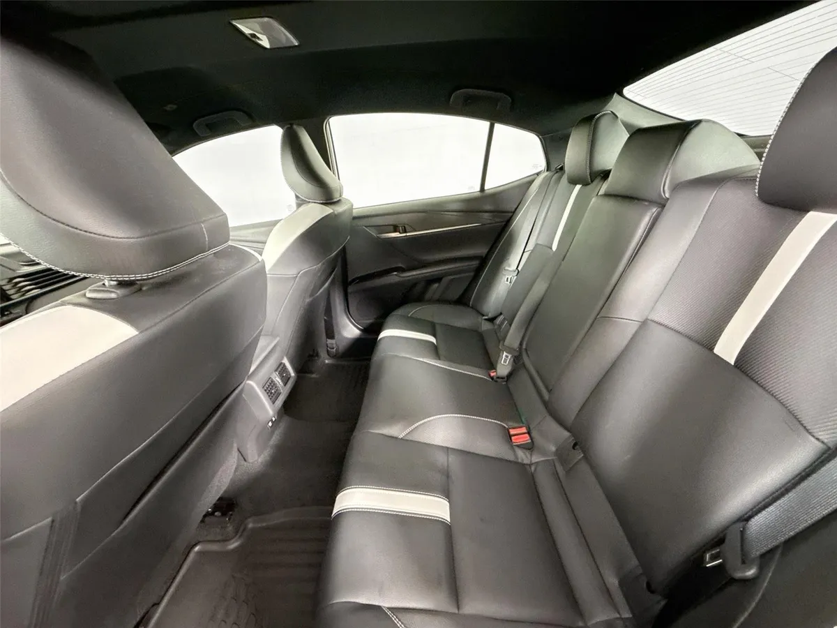 2025 Toyota Camry SE thumbnail 32
