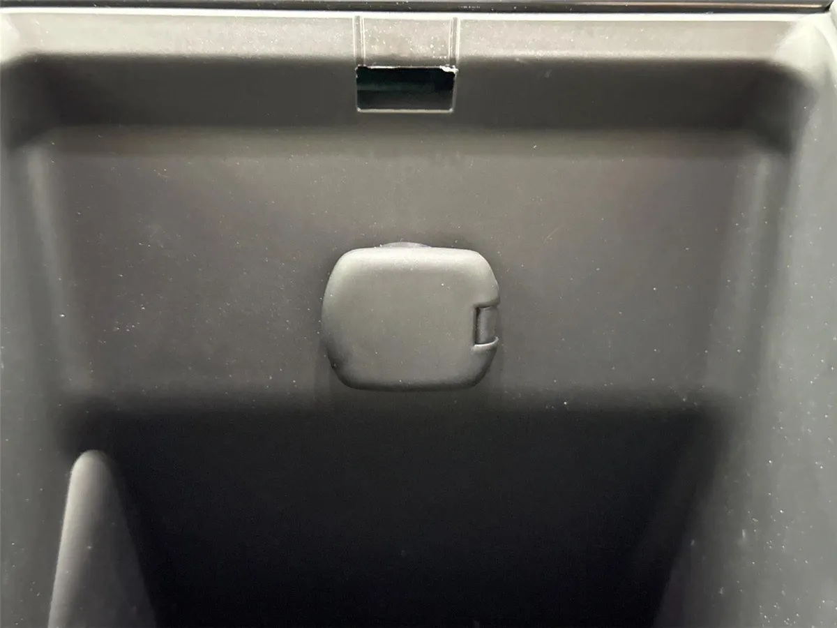 2025 Toyota Camry SE thumbnail 36