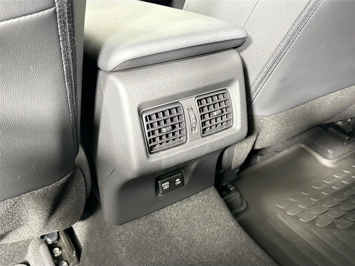 2025 Toyota Camry SE thumbnail 37