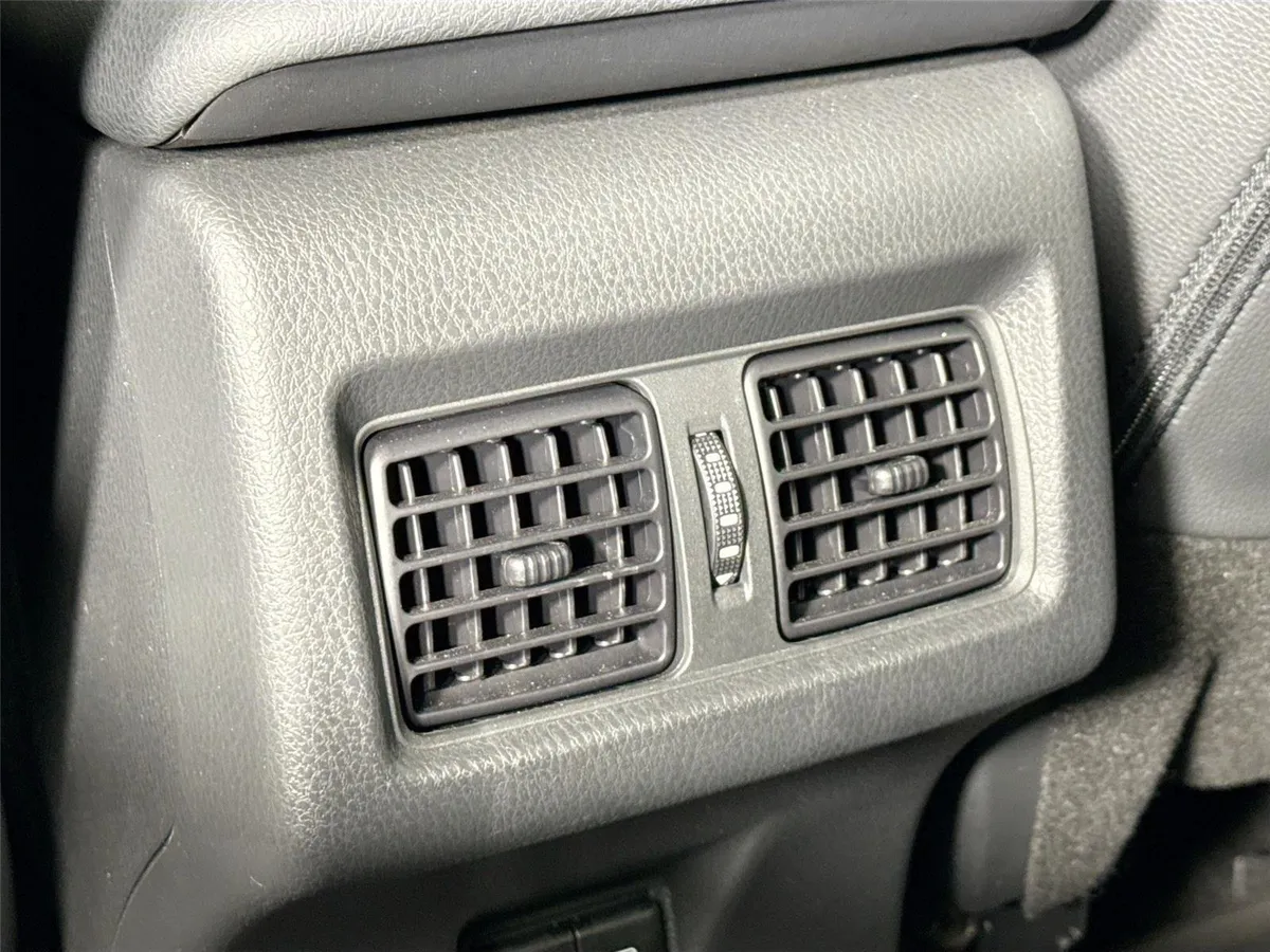 2025 Toyota Camry SE thumbnail 38