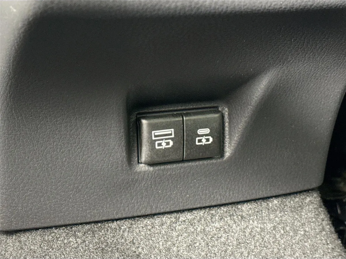 2025 Toyota Camry SE thumbnail 39