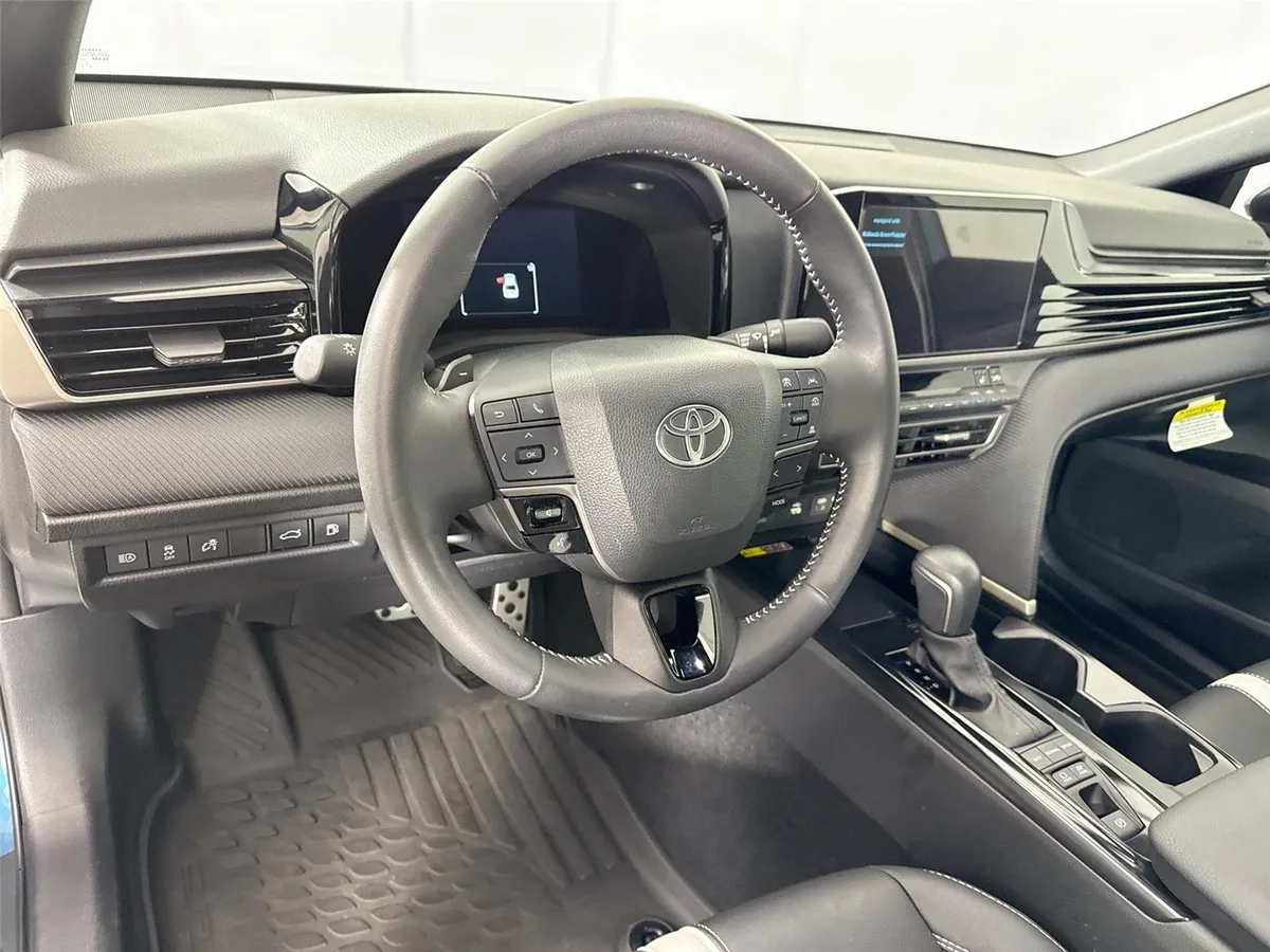 2025 Toyota Camry SE thumbnail 4