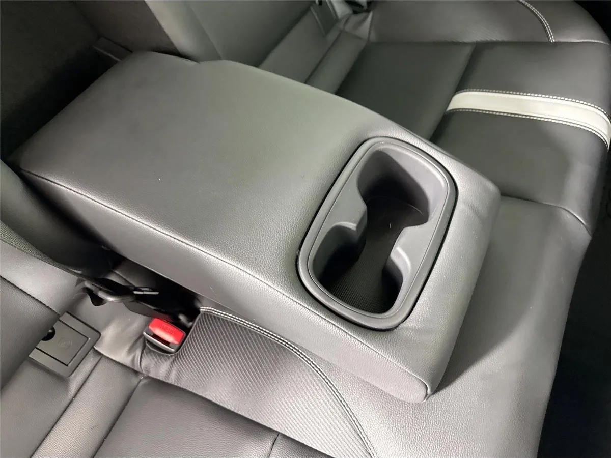 2025 Toyota Camry SE thumbnail 41