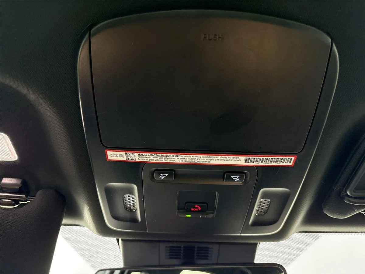 2025 Toyota Camry SE thumbnail 6