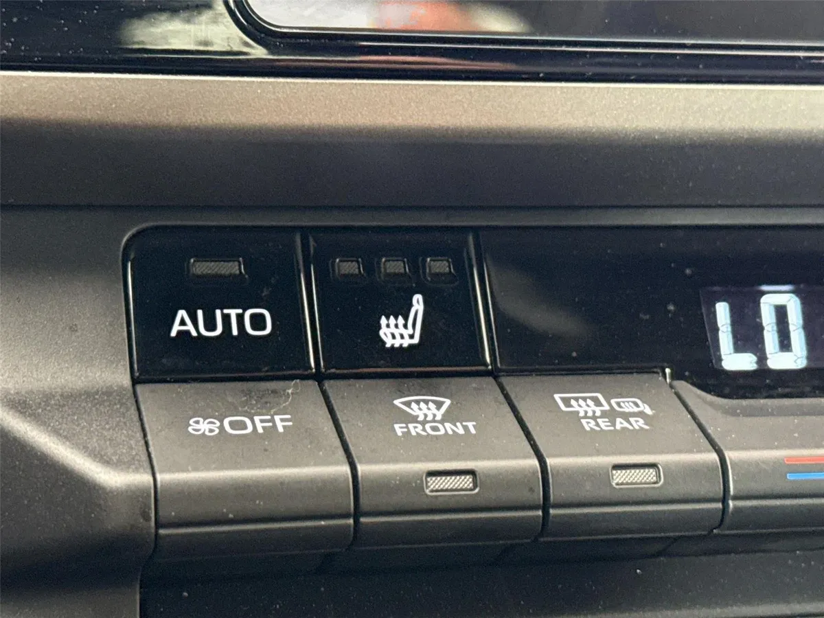 2025 Toyota Camry SE thumbnail 8