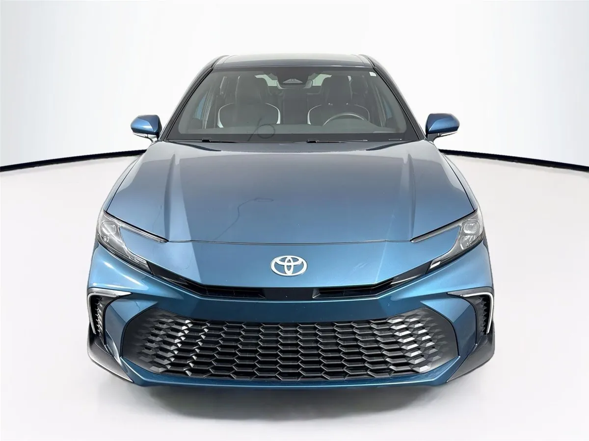2025 Toyota Camry SE thumbnail 9
