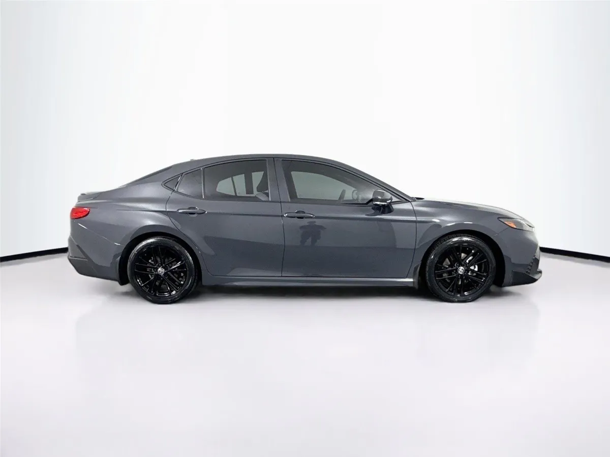 2025 Toyota Camry SE thumbnail 10