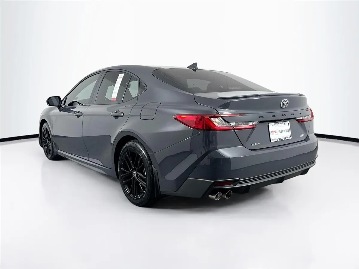 2025 Toyota Camry SE thumbnail 12