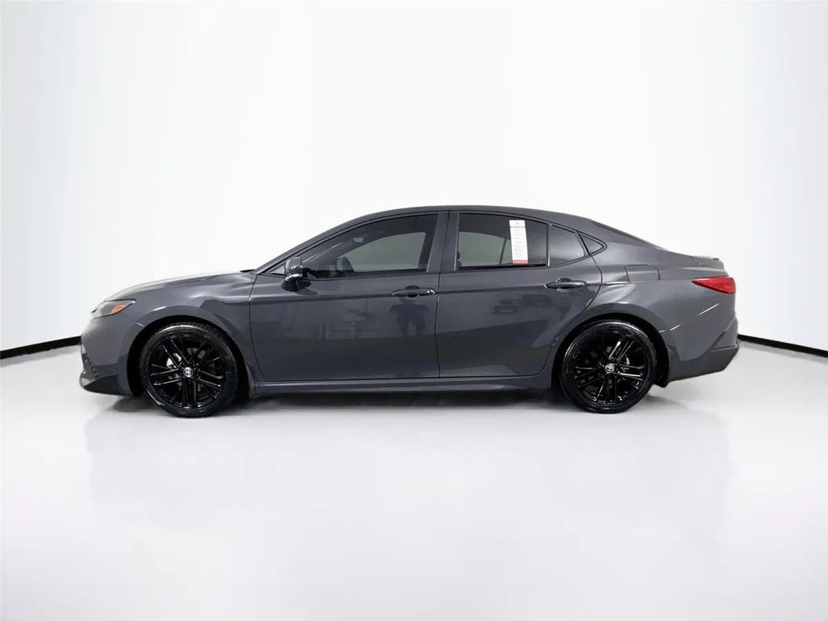 2025 Toyota Camry SE thumbnail 13