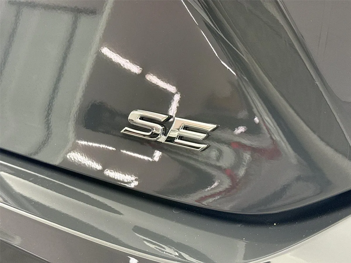 2025 Toyota Camry SE thumbnail 14