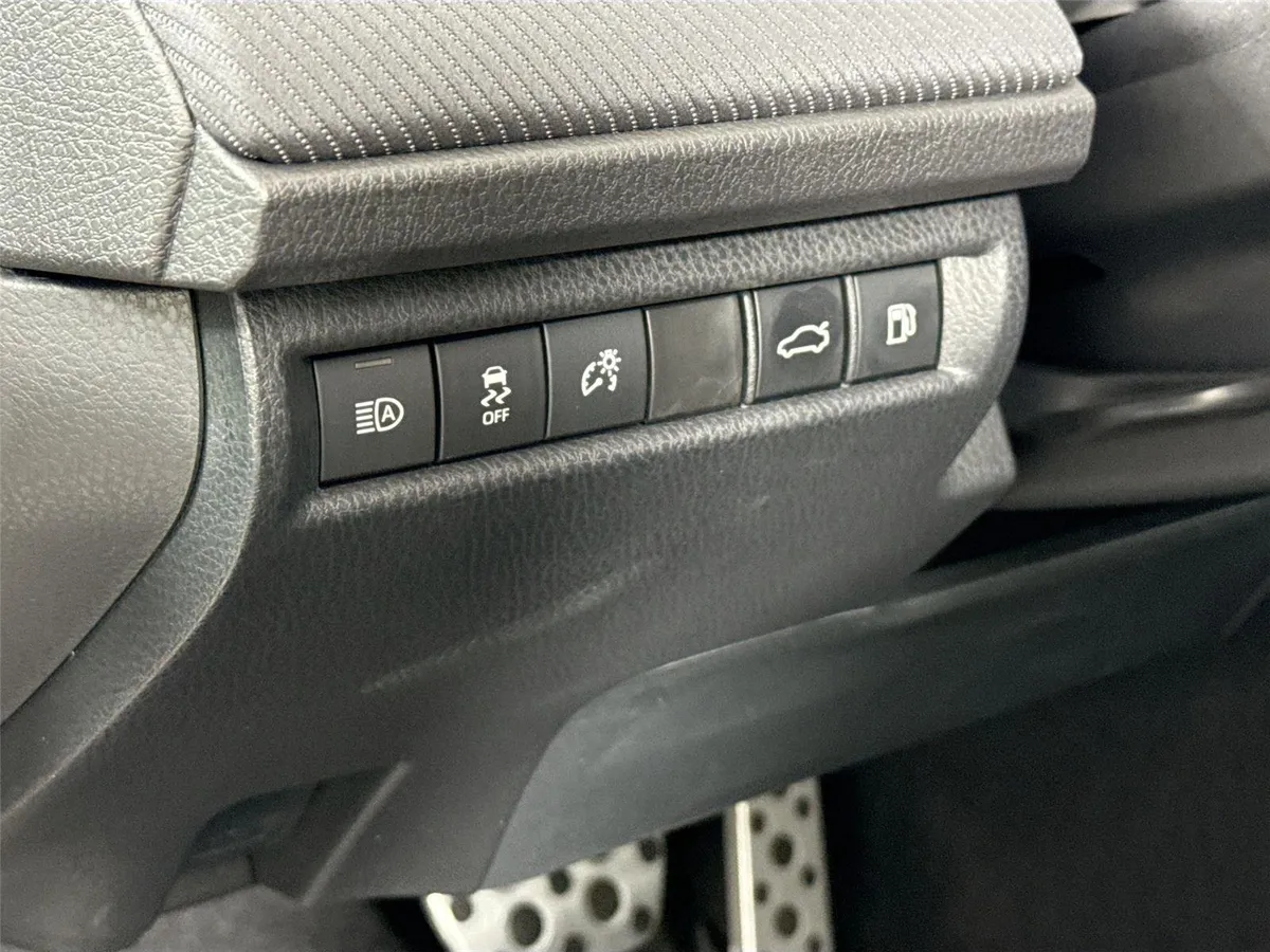 2025 Toyota Camry SE thumbnail 15