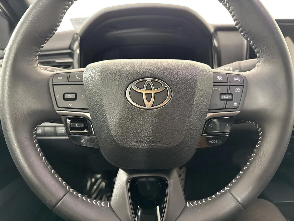 2025 Toyota Camry SE thumbnail 16