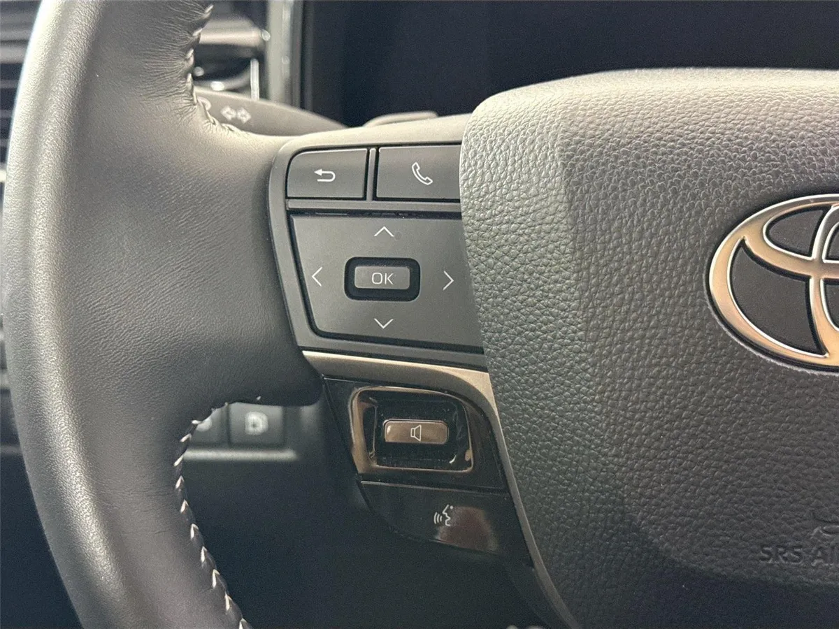 2025 Toyota Camry SE thumbnail 17