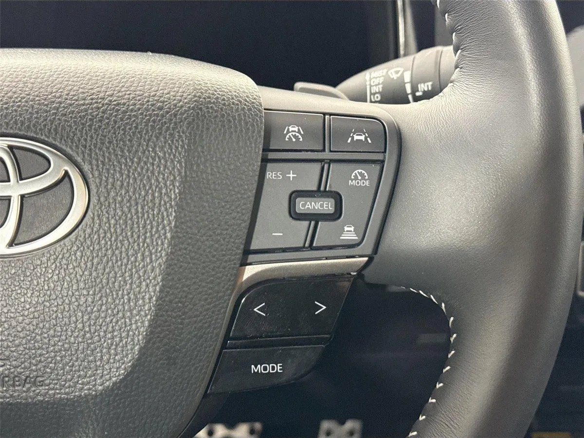 2025 Toyota Camry SE thumbnail 18