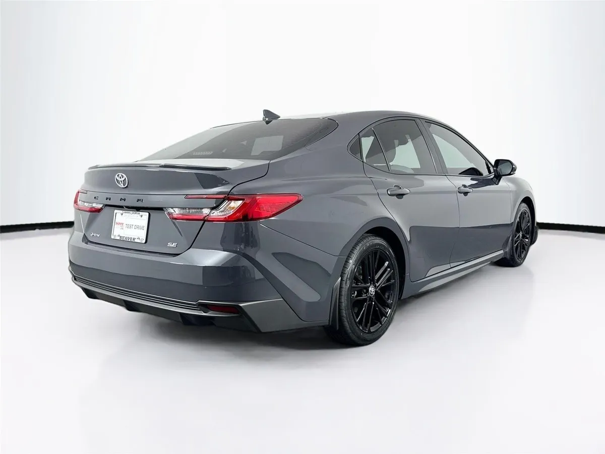 2025 Toyota Camry SE thumbnail 2