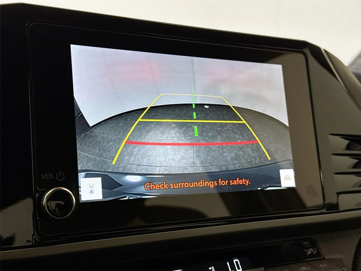 2025 Toyota Camry SE thumbnail 23