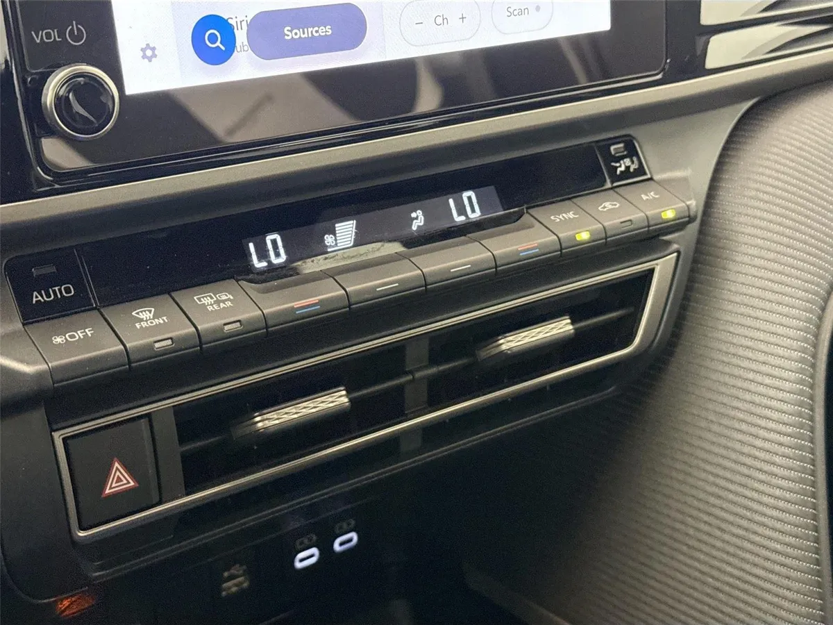 2025 Toyota Camry SE thumbnail 24