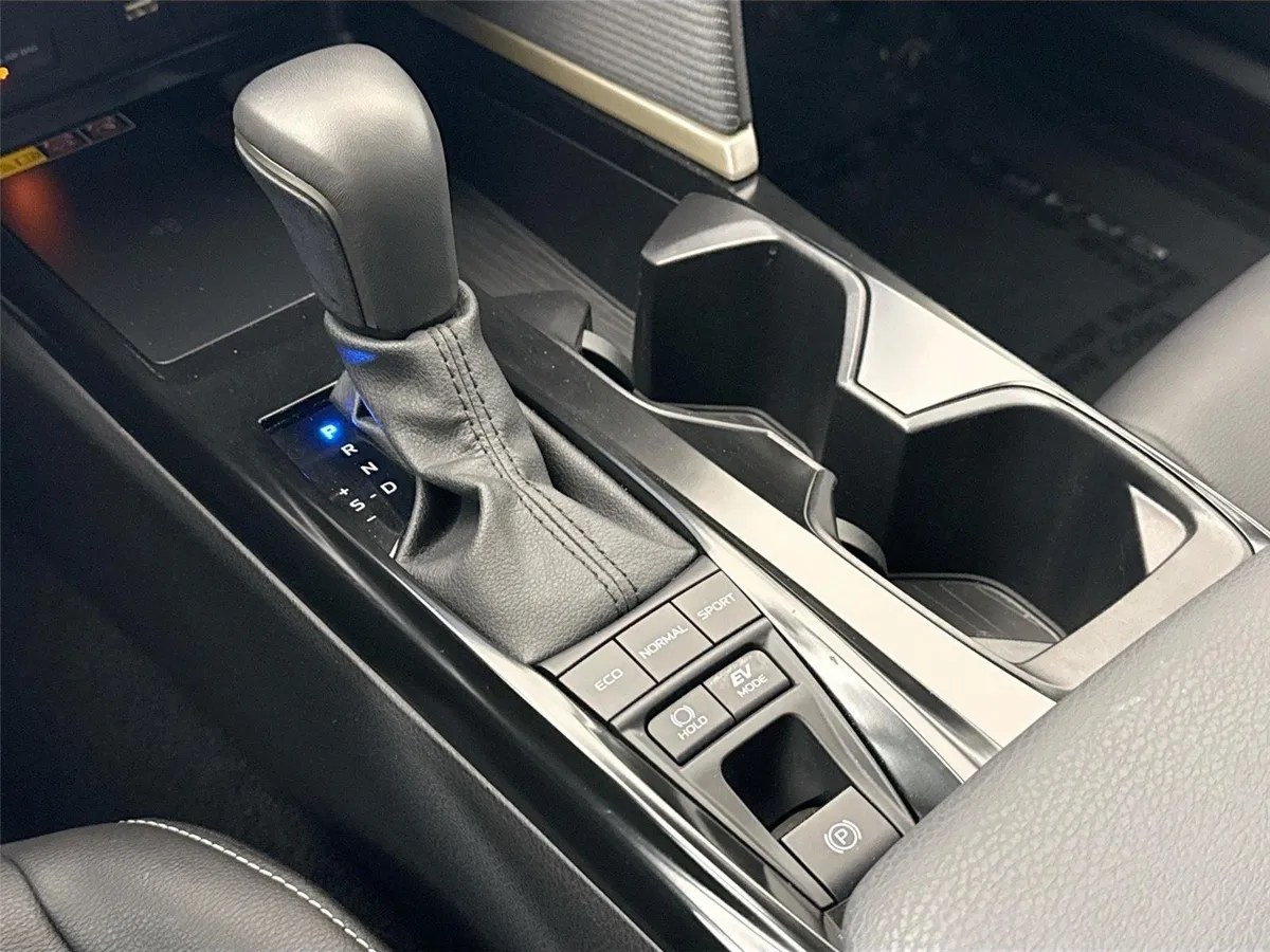 2025 Toyota Camry SE thumbnail 25