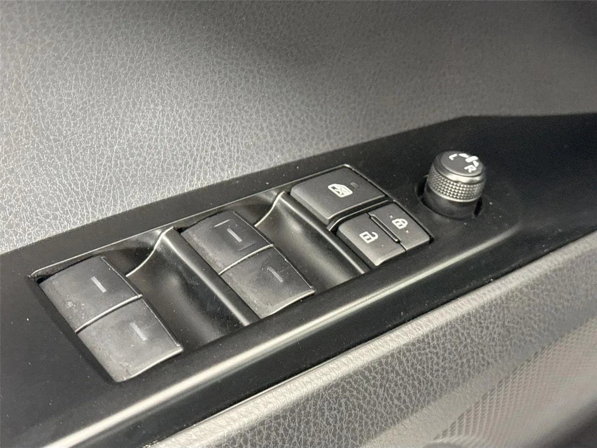 2025 Toyota Camry SE thumbnail 26
