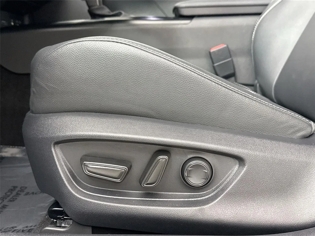 2025 Toyota Camry SE thumbnail 27